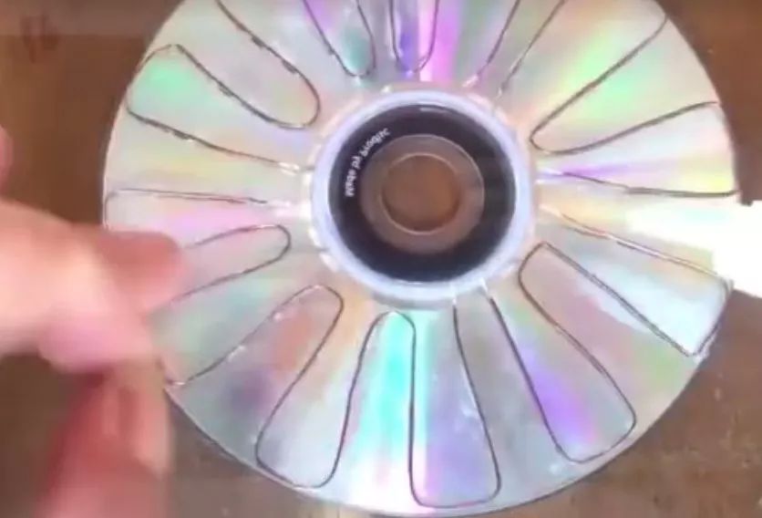 请问一下，用CD碟片做光伏板，是什么原理？